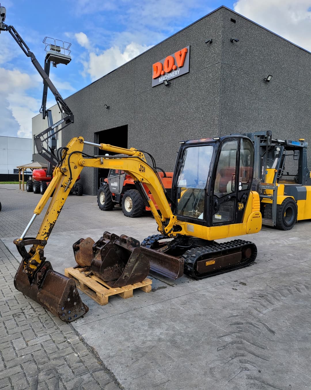 JCB 8025