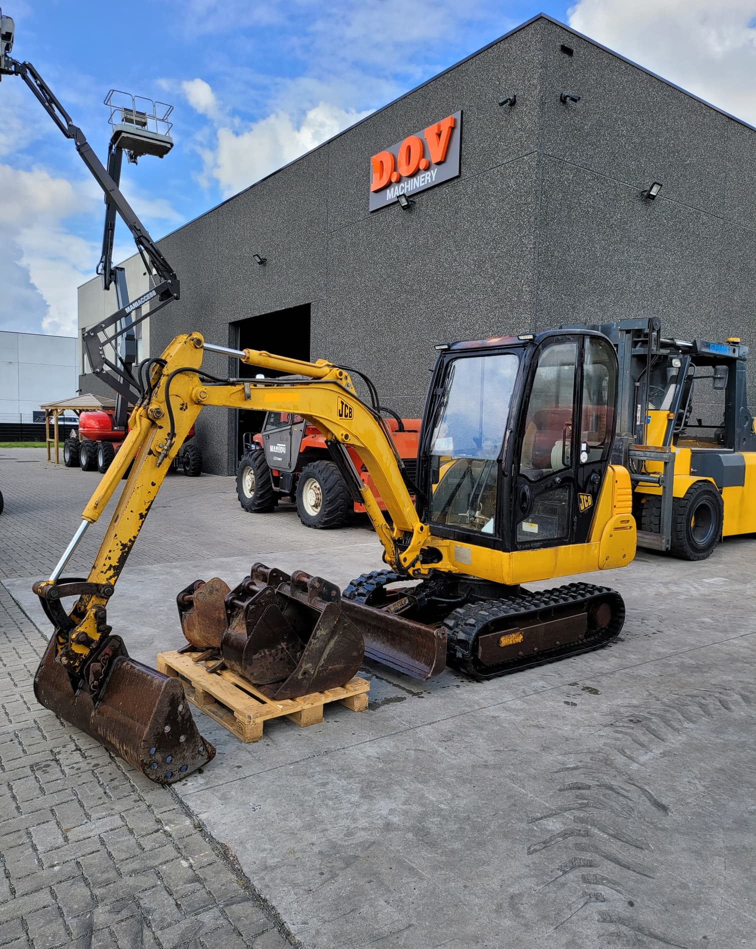 JCB 8025